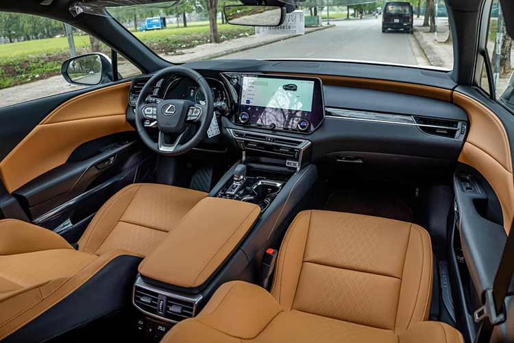 Về chiếc Lexus RX 350 gắn biển số 36A-999.99, xe hiện có giá bán chính hãng trên 3,4 tỷ đồng. Đây là một dòng xe gầm cao hạng sang được rất nhiều khách Việt ưa chuộng. Ở phiên bản 2023, Lexus RX được áp dụng phong cách thiết kế mới ấn tượng hơn so với trước.