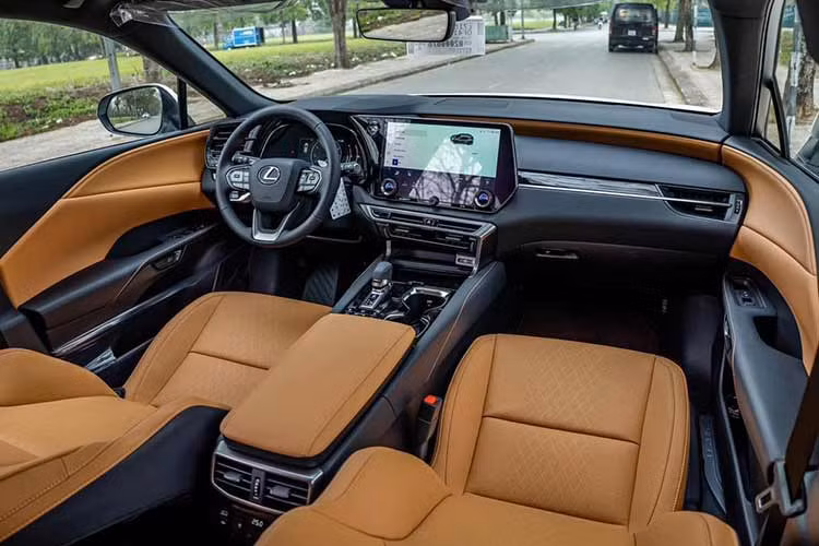 Về chiếc Lexus RX 350 gắn biển số 36A-999.99, xe hiện có giá bán chính hãng trên 3,4 tỷ đồng. Đây là một dòng xe gầm cao hạng sang được rất nhiều khách Việt ưa chuộng. Ở phiên bản 2023, Lexus RX được áp dụng phong cách thiết kế mới ấn tượng hơn so với trước.