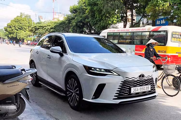 Lexus RX 350 2023 mới cũng là mẫu xe được nhiều người trúng đấu giá biển số lựa chọn để lắp biển cho “xứng đôi vừa lứa”. Có thể kể đến như biển số 36A-995.99, 36A-996.99 hay 36A-990.99 đều được chủ nhân gắn lên mẫu xe SUV hạng sang này.