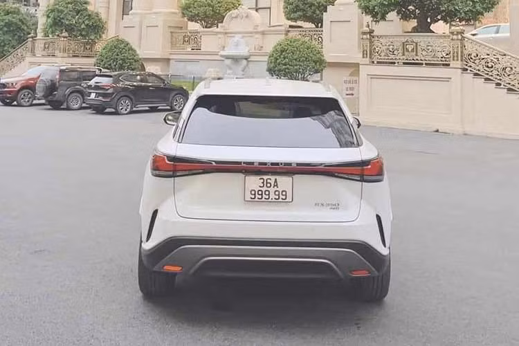 Trong giới chơi xe biển đẹp, biển số 999.99 (hay còn gọi là ngũ quý 9) được coi là dạng biển đẹp và độc nhất. Đặc biệt, nếu như dạng biển số này gắn với một mẫu xe hạng sang có đẳng cấp tương ứng thì giá trị cũng sẽ tăng gấp nhiều lần. 