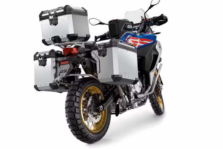 Hệ thống treo của xe mang thương hiệu Ohlins cao cấp hơn so với F850GS tiêu chuẩn, gồm cặp phuộc trước hành trình ngược và giảm xóc lò xo trụ đơn phía sau có hành trình tương ứng là 230mm và 215mm. Là bản Adventure, xe trang bị bộ vành nan kích thước 21 inch ở trước và 17 inch phía sau, đi kèm là bộ lốp gai đa địa hình. Đảm bảo an toàn cho xe là phanh đĩa tích hợp hệ thống chống bó cứng phanh ABS.