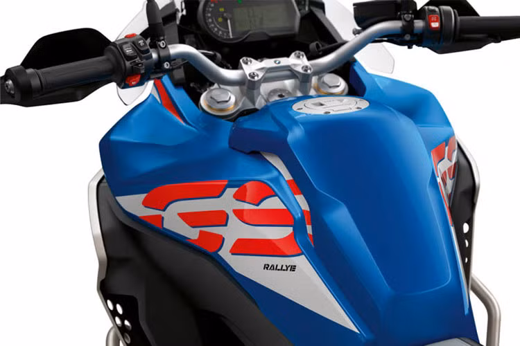 Bình xăng của F850GS Adventure có dung tích 23 lít, lớn hơn hẳn so với con số 15 lít của bản tiêu chuẩn F850GS. Theo công bố của BMW thì F850GS Adventure có khả năng đi được 550 km trước khi phải đổ xăng.