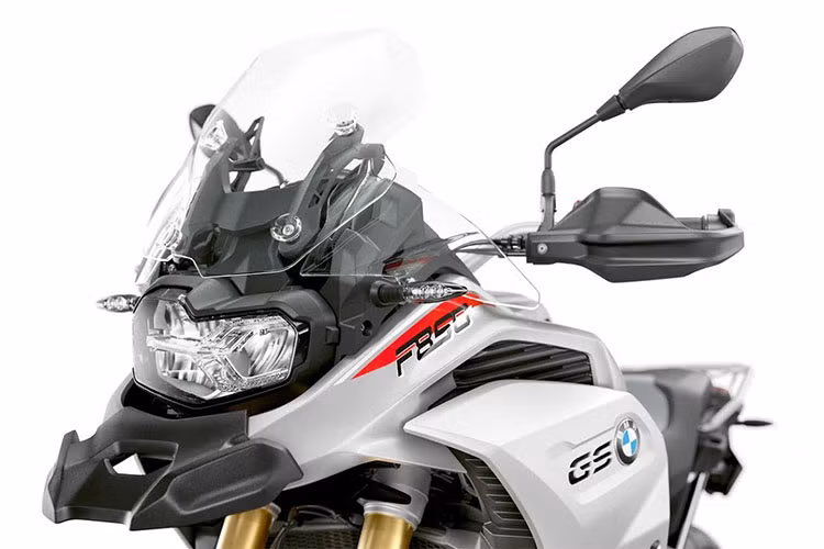 Dàn yếm hai bên che kín động cơ của chiếc BMW F850GS Adventure 2019 mới, yên xe có thiết kế một mảnh kéo dài về phía sau. Đồng hồ của xe gồm đồng hồ analog thể hiện vòng tua và màn hình LCD hiển thị nhiều thông tin của xe. Khách hàng có nhu cầu có thể nâng cấp lên màn hình màu TFT kích thước 6,5 inch, tích hợp kết nối Bluetooth, cho phép kết nối với điện thoại di động.