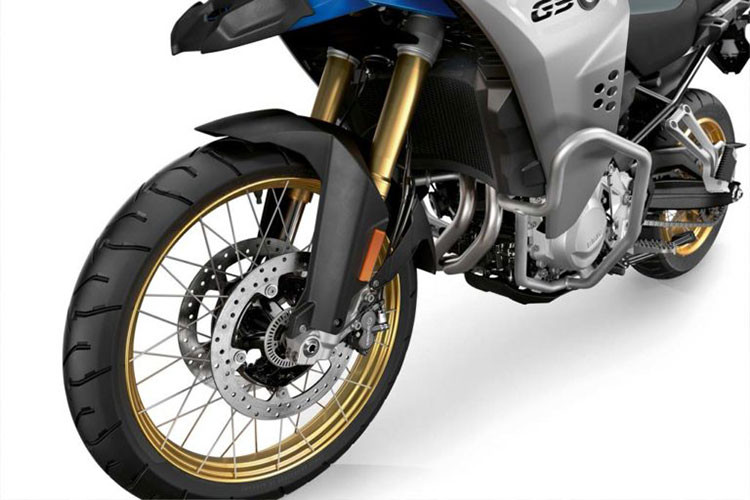 Sức mạnh của xe đến từ khối động cơ xylanh đôi, DOHC, dung tích 853cc, làm mát bằng dung dịch, sản sinh công suất 95 mã lực tại tua máy 8.250 vòng/phút và mômen xoắn cực đại 86 Nm tại tua máy 6.250 vòng/phút. Nhờ trang bị này là xe có thể đạt vận tốc tối đa 197 km/h.