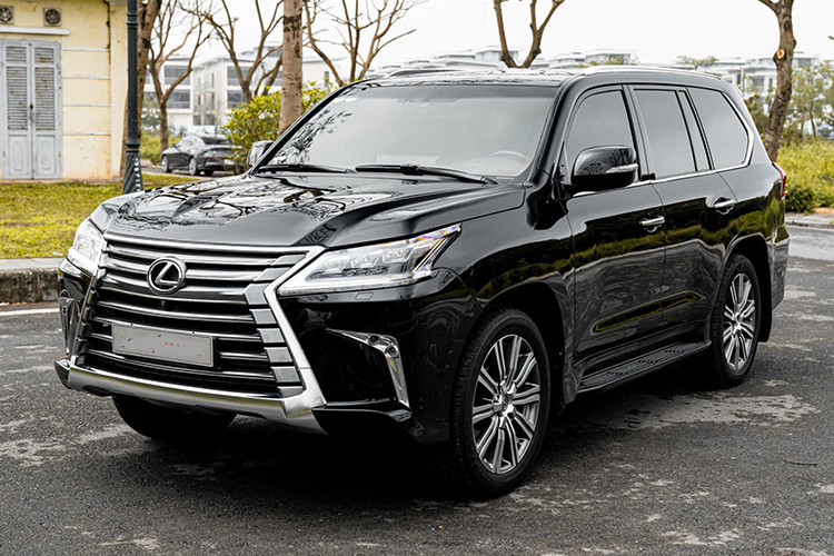 Mẫu xe SUV hạng sang Lexus LX570 đời 2016 là phiên bản nâng cấp của thế hệ LX trước đó, mẫu xe này hiện tại ở Việt Nam đã bị "khai tử" và được thay thế bằng "đàn em" LX600 hoàn toàn mới. Mới đây, một chiếc LX570 2016 được chủ nhân đưa lên sàn xe cũ Hà Nội với mức giá hơn 4 tỷ đồng sau khoảng 8 năm sử dụng.