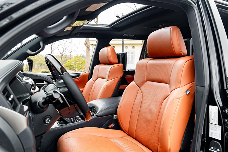 Vô lăng 3 chấu trên xe được bọc da, đi kèm tính năng nhớ vị trí. Đằng sau vô lăng là cụm đồng hồ Analog loại Optitron cao cấp tốc độ cao với những chi tiết mạ bạc, đi kèm với màn hình trung tâm 4,2 inch. Chính giữa bảng taplo là màn hình 12,3 inch mới với thiết kế sắc cạnh đa chức năng.