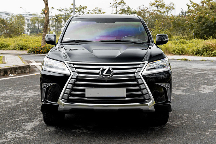 Giá xe Lexus LX570 2016 khi ra mắt được bán chính hãng tại Việt Nam vào năm 2015 bán ra khoảng 5,61 tỷ đồng (đã bao gồm VAT). Chiếc xe trong bài viết này là phiên bản 2016 được chủ nhân chào bán với giá hơn 4 tỷ đồng - khá cao và giữ giá so với một chiếc xe sang LX750 đã qua sử dụng 8 năm. 
