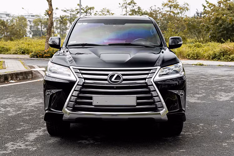Giá xe Lexus LX570 2016 khi ra mắt được bán chính hãng tại Việt Nam vào năm 2015 bán ra khoảng 5,61 tỷ đồng (đã bao gồm VAT). Chiếc xe trong bài viết này là phiên bản 2016 được chủ nhân chào bán với giá hơn 4 tỷ đồng - khá cao và giữ giá so với một chiếc xe sang LX750 đã qua sử dụng 8 năm. 