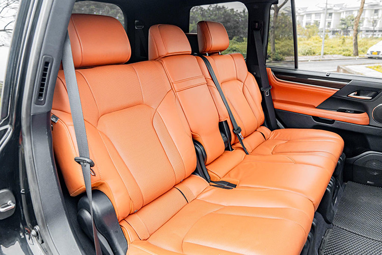 Không gian nội thất của xe với đồng hồ Analog GPS tự động hoàn toàn mới, màn hình hiển thị thông tin màu lên kính chắn gió HUD, đèn LED cảm ứng trần xe, chức năng sạc không dây cho điện thoại và hộp làm mát ở trung tâm ngăn chứa đồ hàng ghế trước... hàng ghế sau tích hợp màn hình giải trí độ phân giải cao cỡ 11,6 inch.