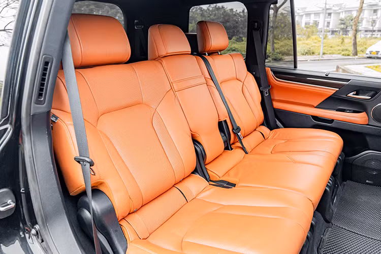 Không gian nội thất của xe với đồng hồ Analog GPS tự động hoàn toàn mới, màn hình hiển thị thông tin màu lên kính chắn gió HUD, đèn LED cảm ứng trần xe, chức năng sạc không dây cho điện thoại và hộp làm mát ở trung tâm ngăn chứa đồ hàng ghế trước... hàng ghế sau tích hợp màn hình giải trí độ phân giải cao cỡ 11,6 inch.