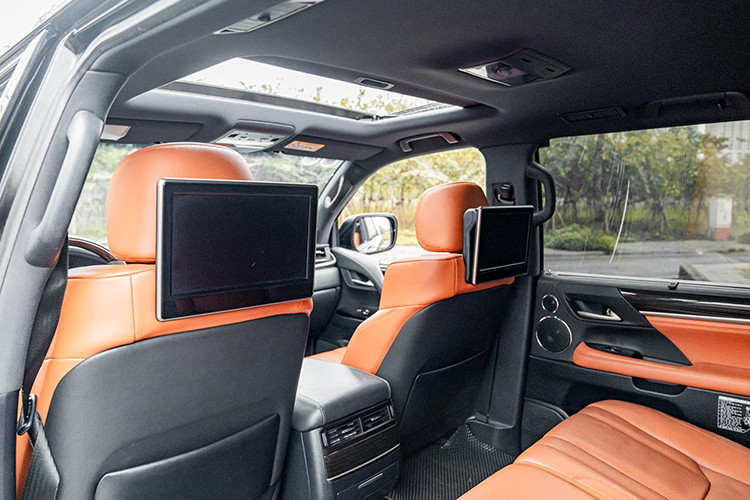 Xe cũng được tích hợp hệ thống đèn LED chiếu sáng khu vực để chân và mở cửa tự động khi chạm vào tay nắm. Hệ thống giải trí ngoài đa dạng kết nối với các thiết bị còn sở hữu âm thanh vòm 19 loa Mark Levinson 3 chiều, tích hợp với tính năng Bluetooth và AV trên điện thoại di động... 