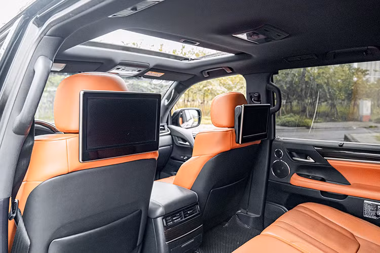 Xe cũng được tích hợp hệ thống đèn LED chiếu sáng khu vực để chân và mở cửa tự động khi chạm vào tay nắm. Hệ thống giải trí ngoài đa dạng kết nối với các thiết bị còn sở hữu âm thanh vòm 19 loa Mark Levinson 3 chiều, tích hợp với tính năng Bluetooth và AV trên điện thoại di động... 