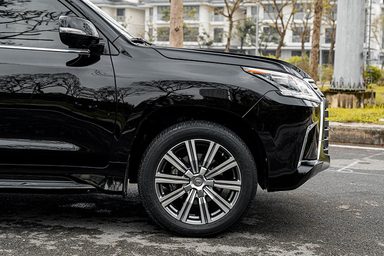 Lexus trang bị trên LX570 mới hệ thống theo dõi cảnh báo áp suất lốp (TPMS), hệ thống cảnh báo điểm mù (BSM) sử dụng sóng ra-đa và chức năng cảnh báo điểm mù khi lùi (Rear Cross Traffic Alert) phát hiện và thông báo khi phương tiện khác tiến đến vùng không gian xe sẽ lùi...