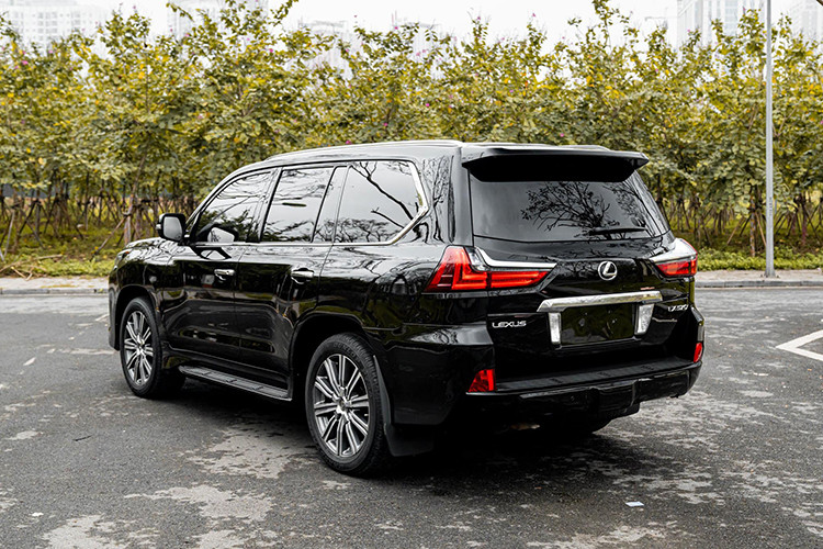 Hai bên thân xe, ô cửa kính sau của SUV hạng sang Lexus LX570 2016 có hình dáng khác so vớin phiên bản trước đó, đi cùng với mâm 10 cánh bắt mắt hơn. Trong khi đó, đuôi xe có cản sau mở rộng và những đường dập nổi xuyên suốt từ logo Lexus tới cụm đèn hậu LED hình chữ L mạ chrome.