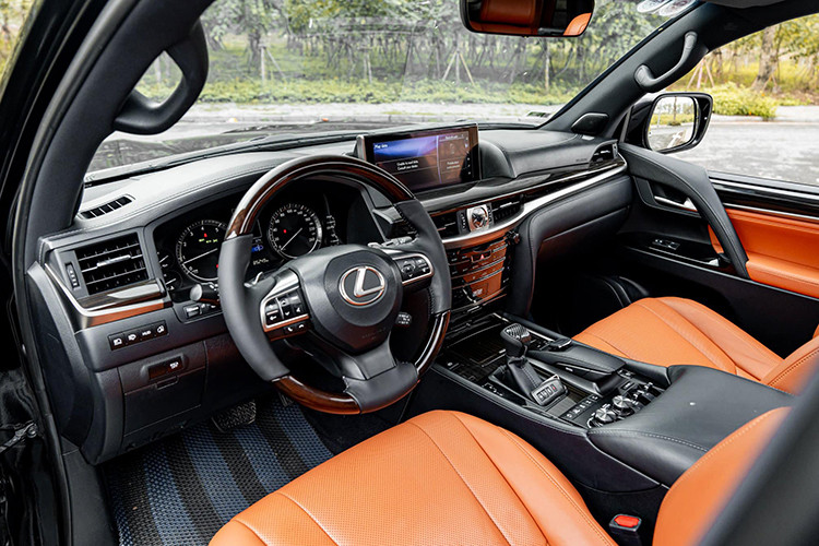 Bên trong cabin, ngoài nội thất da cao cấp - bảng điều khiển trung tâm bố trí lại với các nút điều khiển liên quan tới chức năng lái bao gồm: lựa chọn chế độ lái, chức năng hỗ trợ vượt địa hình và tính năng kiểm soát ổn định thân xe được chia thành một khu vực điều khiển riêng, tách biệt. 