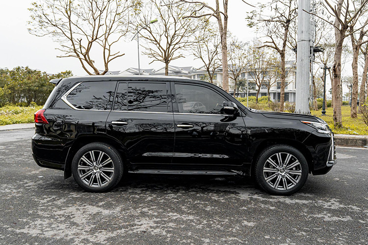 Lexus LX570 2016 được thiết kế ấn tượng với dọc thân xe là những đường gân nổi táo bạo hơn, giá nóc thể thao được gắn trực tiếp trên nóc xe. Cụm đèn pha 3 bóng LED hình chữ L đi kèm đèn ban ngày LED hình chữ L, lưới tản nhiệt hình con suốt và đèn báo rẽ dạng tia theo ngôn ngữ thiết kế của Lexus.