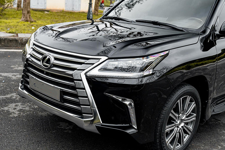 Ngoài ra trên mẫu xe hạng sang này, nó còn được thương hiệu xe sang đình đám Lexus trang bị gương chiếu hậu chống chói, sấy và tự động cụp khi lùi xe được tích hợp đèn báo rẽ LED, camera, đèn soi chân LED, chức năng nhớ vị trí và hiển thị chức năng cảnh báo điểm mù BSM