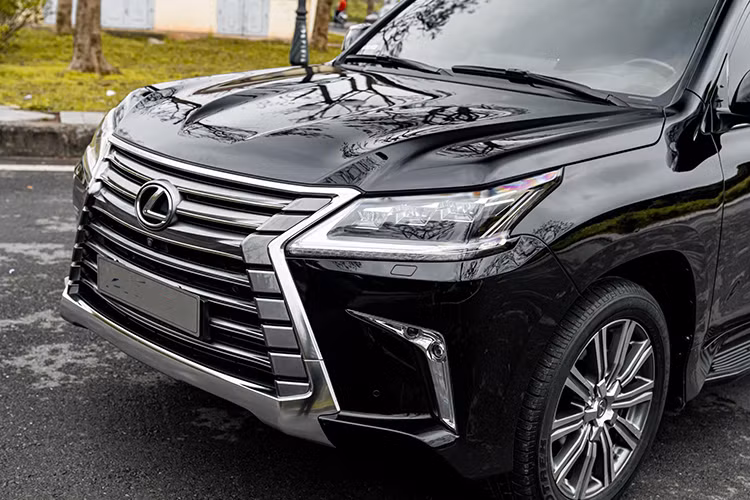 Ngoài ra trên mẫu xe hạng sang này, nó còn được thương hiệu xe sang đình đám Lexus trang bị gương chiếu hậu chống chói, sấy và tự động cụp khi lùi xe được tích hợp đèn báo rẽ LED, camera, đèn soi chân LED, chức năng nhớ vị trí và hiển thị chức năng cảnh báo điểm mù BSM