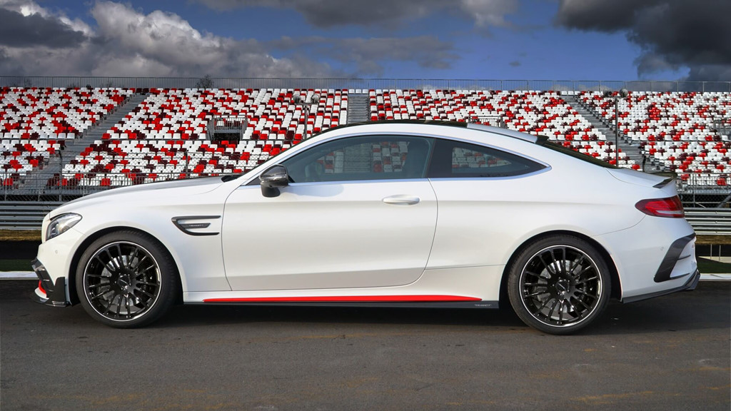 Cánh gió gầm xe được thiết kế mới. Để đảm bảo sự hài hòa, bộ phận này cũng được sơn màu đỏ tương tự các chi tiết ở mặt trước. Mâm xe hợp kim kích thước 8,5 x 20 inch ở phía trước và 9,5 x 20 inch ở phía sau, được bọc trong lốp hiệu suất cao kích thước 225/35R20 và 255/30R20 tương ứng.