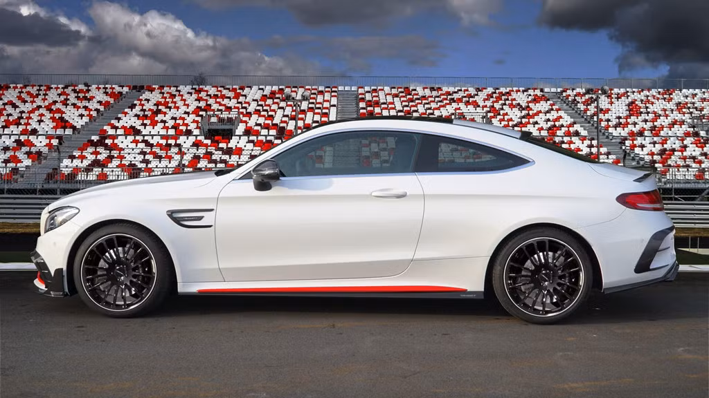 Cánh gió gầm xe được thiết kế mới. Để đảm bảo sự hài hòa, bộ phận này cũng được sơn màu đỏ tương tự các chi tiết ở mặt trước. Mâm xe hợp kim kích thước 8,5 x 20 inch ở phía trước và 9,5 x 20 inch ở phía sau, được bọc trong lốp hiệu suất cao kích thước 225/35R20 và 255/30R20 tương ứng.