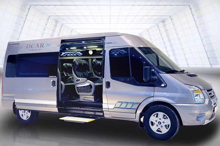 Với thiết kế dựa trên ý tưởng sự phát triển của công nghệ hiện đại và xu hướng của năm 2018. Phiên bản xe Minivan Ford Transit của DCar chỉ sản xuất giới hạn 99 chiếc, dành riêng cho các doanh nghiệp nhằm đáp ứng nhu cầu di chuyển trong công việc như tiếp đón khách của khách sạn/resort/công ty hoặc dành cho nhân viên đi công tác, ngoại giao....