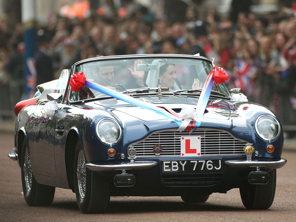 Hoàng tử William đã lái chiếc Aston Martin DB6 Volante hai chỗ đưa cô dâu mới Catherine Middleton từ Tu viện Westminster về Clarence House trong lễ cưới diễn ra ngày 29/4/2011.