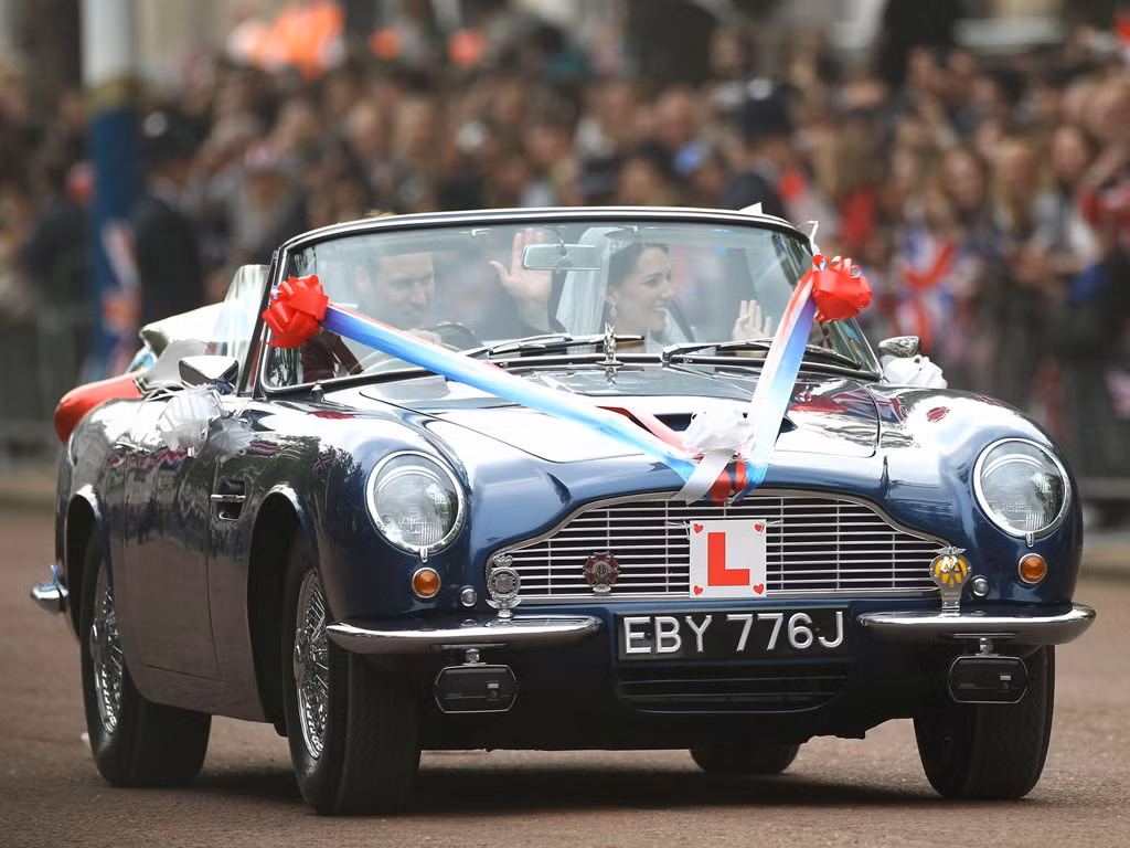 Hoàng tử William đã lái chiếc Aston Martin DB6 Volante hai chỗ đưa cô dâu mới Catherine Middleton từ Tu viện Westminster về Clarence House trong lễ cưới diễn ra ngày 29/4/2011.