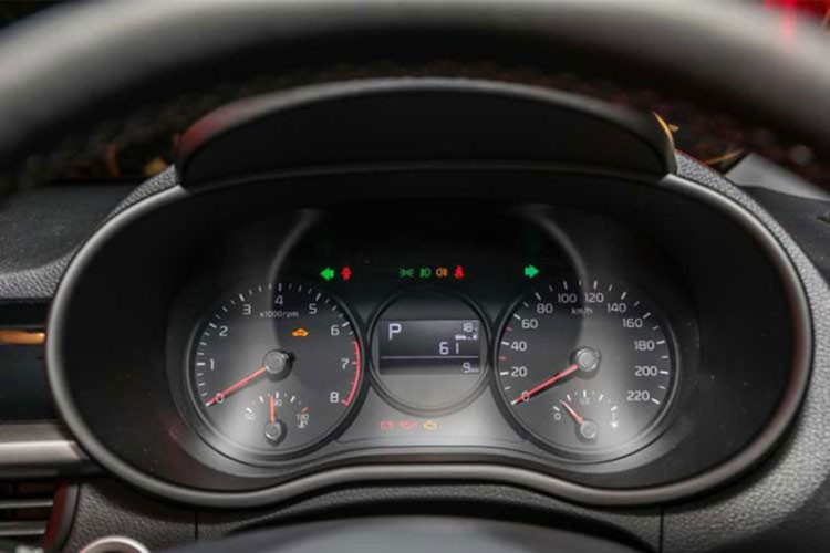 Kia Picanto/Morning thế hệ mới còn có các trang bị an toàn ấn tượng như hệ thống ổn định thân xe điện tử (ESC), 6 túi khí tiêu chuẩn, cùng tuỳ chọn túi khí bảo vệ đầu gối và hệ thống phanh khẩn cấp tự động.