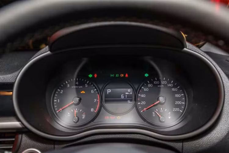 Kia Picanto/Morning thế hệ mới còn có các trang bị an toàn ấn tượng như hệ thống ổn định thân xe điện tử (ESC), 6 túi khí tiêu chuẩn, cùng tuỳ chọn túi khí bảo vệ đầu gối và hệ thống phanh khẩn cấp tự động.