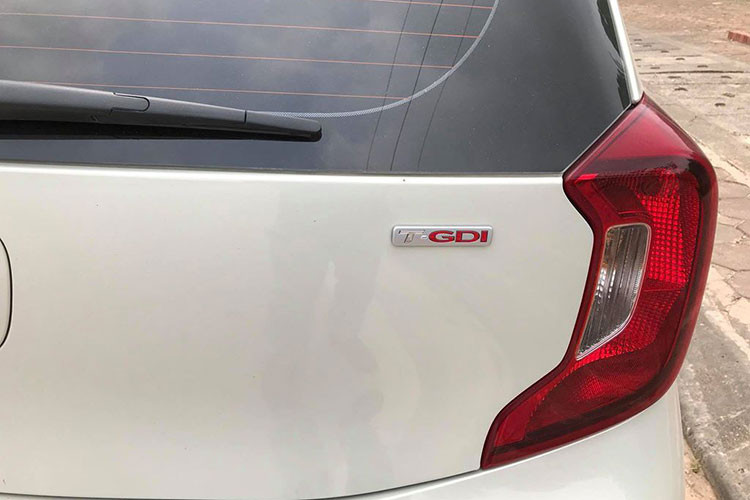 Bên cạnh đó ở phần đuôi xe, cụm cản sau và đèn lùi không được thiết kế thể thao và tinh tế như phiên bản 5 chỗ. Tuy nhiên, theo nhiều người dùng xe Kia Morning thì đây vẫn là chiếc xe hiếm gặp trên đường phố Việt.