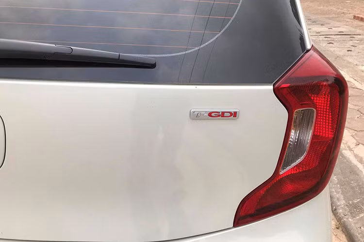 Bên cạnh đó ở phần đuôi xe, cụm cản sau và đèn lùi không được thiết kế thể thao và tinh tế như phiên bản 5 chỗ. Tuy nhiên, theo nhiều người dùng xe Kia Morning thì đây vẫn là chiếc xe hiếm gặp trên đường phố Việt.