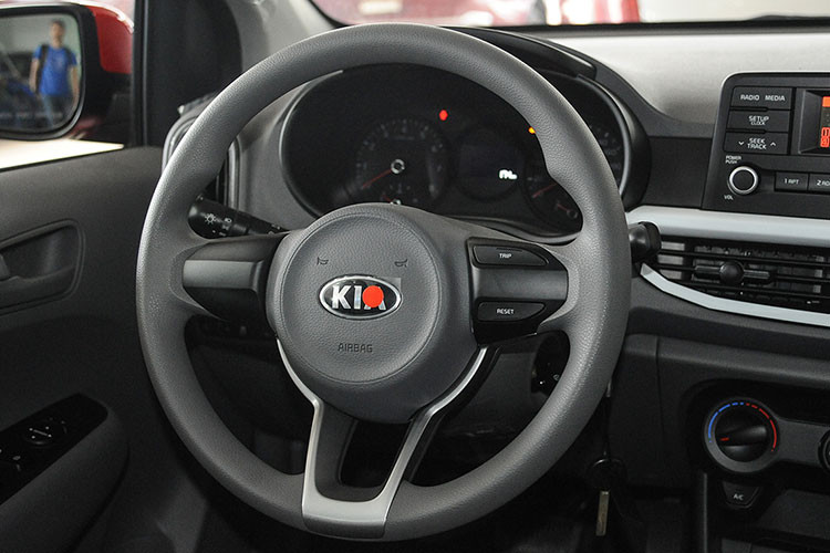 Không gian bên trong của mẫu xe cỡ nhỏ, giá rẻ nhà Kia được giới thiệu là êm ái và yên tĩnh hơn nhờ tăn cường các giải pháp chống ồn và chống rung, nhưng có tấm chống ồn mới bên dưới táp-lô và sàn xe, cùng hệ thống mút cách âm ở bên dưới cột A và cột B.