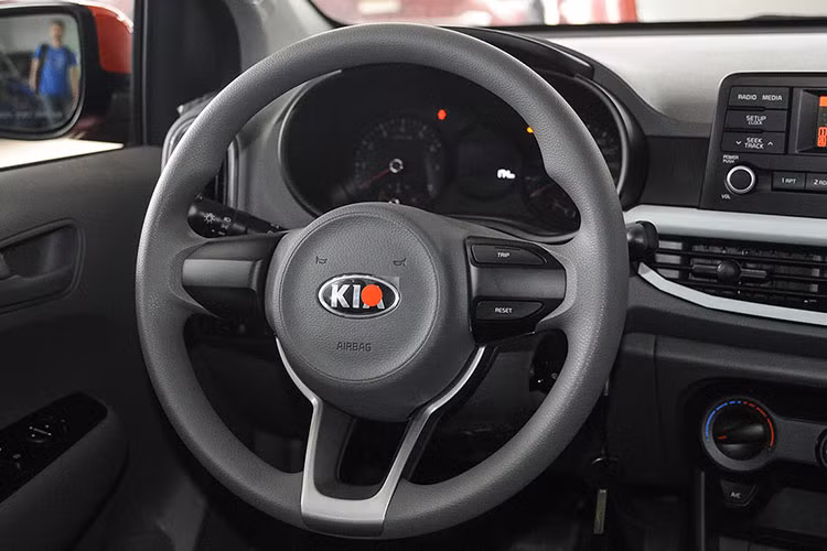 Không gian bên trong của mẫu xe cỡ nhỏ, giá rẻ nhà Kia được giới thiệu là êm ái và yên tĩnh hơn nhờ tăn cường các giải pháp chống ồn và chống rung, nhưng có tấm chống ồn mới bên dưới táp-lô và sàn xe, cùng hệ thống mút cách âm ở bên dưới cột A và cột B.