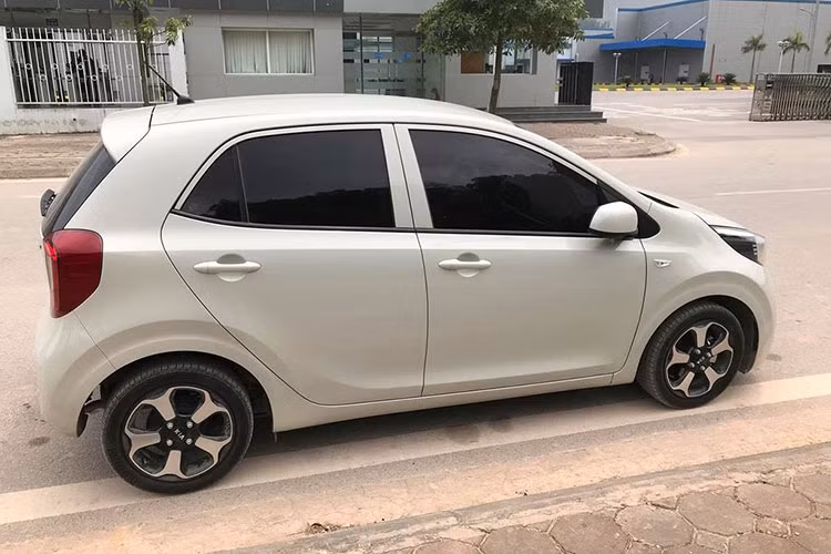 Ở chiếc xe cỡ nhỏ Kia Morning phiên bản mới mang biển số Hà Nội này, phần đầu xe nhận được nhiều khen ngợi nhờ áp dụng ngôn ngữ thiết kế chủ đạo của Kia hiện nay, với dấu ấn đặc trưng như lưới tản nhiệt kiểu “mũi hổ” hay phần cản trước sống động mạnh mẽ.