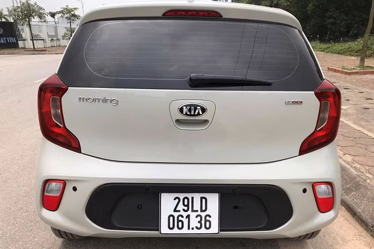 Mặc dù đây là phiên bản mới nhưng có vẻ chưa phải là mẫu xe cao cấp nhất, vẫn có một số trang bị thấp cấp như đèn pha Halogen, mâm đúc kiểu cũ 15 inch, đèn hậu không phải dạng LED, không có cửa sổ trời,…