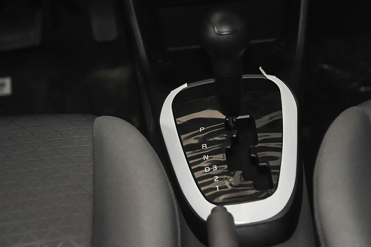 Phiên bản Kia Morning mới này được trang bị động cơ tăng áp T-GDI 1.0L, có công suất cực đại 99 mã lực và mô-men xoắn 126 lb-ft (172Nm). Tuy nhiên xe vẫn sử dụng hộp số tự động 4 cấp như đời cũ, tăng tốc từ 0 lên 100 km/h trong 10,1 giây và đạt tốc độ cực đại 180km/h.