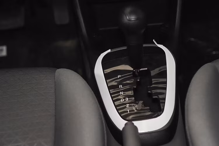 Phiên bản Kia Morning mới này được trang bị động cơ tăng áp T-GDI 1.0L, có công suất cực đại 99 mã lực và mô-men xoắn 126 lb-ft (172Nm). Tuy nhiên xe vẫn sử dụng hộp số tự động 4 cấp như đời cũ, tăng tốc từ 0 lên 100 km/h trong 10,1 giây và đạt tốc độ cực đại 180km/h.