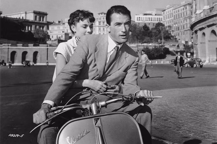 Piaggio vốn ban đầu là một nhà sản xuất máy bay chiến đấu, nhưng sau chiến tranh thế giới thứ hai, họ đã dần chuyển hướng sang sản xuất những chiếc xe tay ga mang thương hiệu Vespa đình đám và nổi tiếng cho đến hiện nay. 