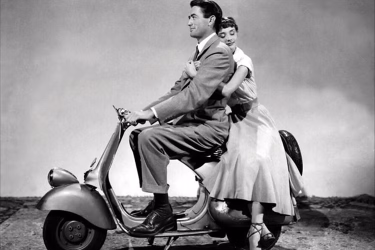 Năm 1953, bộ phim “Roman Holiday” của nữ diễn viên Audrey Hepburn đã đưa chiếc xe máy scooter Vespa lên địa vị “độc tôn” như ngày nay.