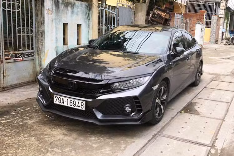 Chi phí để lắp đặt đầy đủ phụ kiện từ bodykit của bản Type R cho đến mâm lốp xe cỡ lớn lên khi hoàn thiện chỉ có giá khoảng 90 triệu đồng. Đây được xem là một mức giá khá hợp lý cho những người yêu thích phiên bản thể thao Civic Type R khi chưa có điều kiện nhập khẩu về nước.