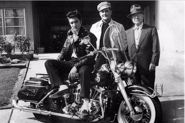 Ông hoàng nhạc Rock - Elvis Presley vốn nổi tiếng là một người đam mê xe, đặc biệt là hai thương hiệu Cadillac và Harley-Davidson. Mới đây, chiếc xe môtô Harley-Davidson FLH 1200 Electra Glide của Elvis Presley vừa được đưa ra bán đấu giá.