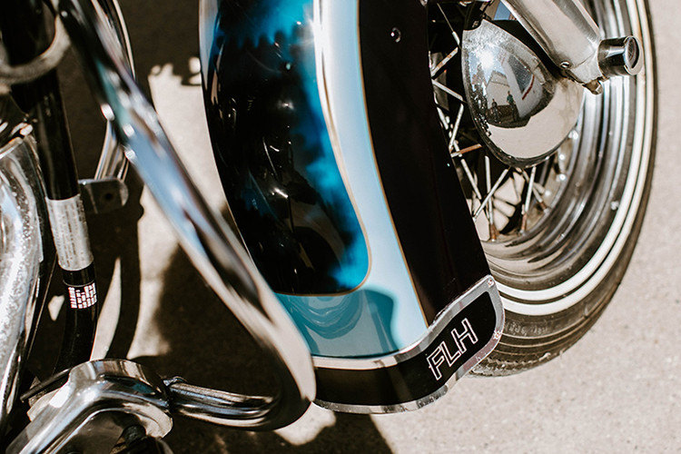 Chiếc xe môtô đắt nhất từng bán đấu chính là chiếc Vincent Black Lightning 1951, phiên bản đặc biệt siêu hiếm của mẫu Black Shadow và chỉ được sử dụng trên đường đua.