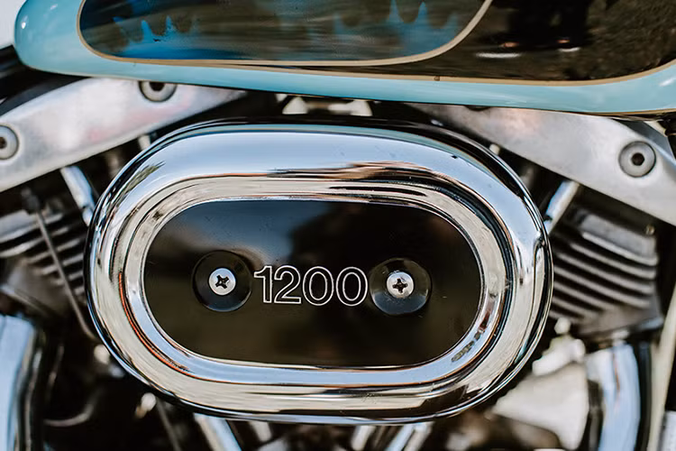 Đặc điểm nhận biết của chiếc xe chính là bộ gác chân sau, yên đơn và pát biển số. Chiếc Vincent Black Lightning 1951 có giá đấu lên đến 929.000 USD, tương đương 21,5 tỷ đồng.