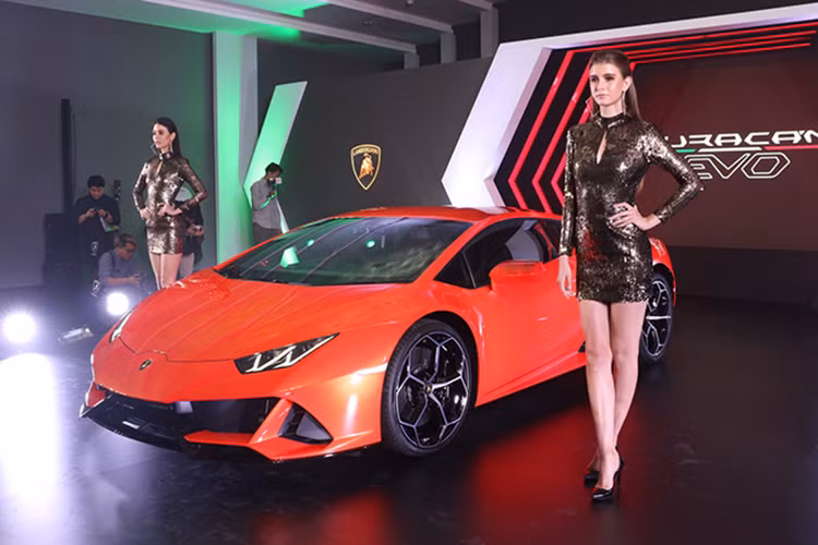 Trước khi đem đến trưng bày tại triển lãm Bangkok 2019 vào tuần sau, hãng siêu xe Ý, Lamborghini đã giới thiệu mẫu xe Lamborghini Huracan EVO 2020 với giới truyền thông cũng như các đại gia tại Thái Lan. Đất nước chùa vàng cũng là nơi đầu tiên tại thị trường Đông Nam Á đón nhận màn ra mắt siêu xe mới toanh Lamborghini Huracan EVO 2020.