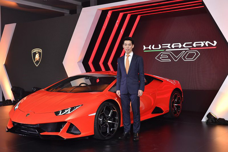 Các trang bị ấn tượng khác của Lamborghini Huracan EVO 2020 bao gồm hệ thống treo từ tính chủ động, hệ thống kiểm soát lực kéo tiên tiến mới, hệ thống đánh lái bánh sau, hệ thống điều hướng mô-men xoắn 4 bánh và hệ dẫn động 4 bánh toàn thời gian nâng cấp.