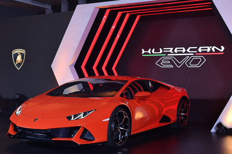 Tại Thái Lan, mức giá xe Lamborghini Huracan được tiết lộ sẽ rơi vào khoảng 24,59 triệu Baht (tương đương 17,99 tỷ đồng). Mức giá bán này đắt gấp 3 lần so với giá xe Lamborghini Huracan EVO 2020 tại Mỹ hay ở Anh. Lý do là đất nước Thái Lan có mức thuế đánh vào các dòng xe cao cấp rất cao.