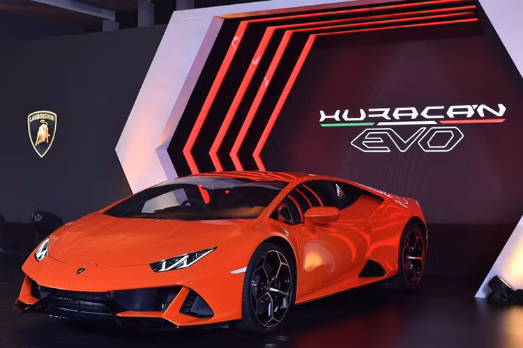 Tại Thái Lan, mức giá xe Lamborghini Huracan được tiết lộ sẽ rơi vào khoảng 24,59 triệu Baht (tương đương 17,99 tỷ đồng). Mức giá bán này đắt gấp 3 lần so với giá xe Lamborghini Huracan EVO 2020 tại Mỹ hay ở Anh. Lý do là đất nước Thái Lan có mức thuế đánh vào các dòng xe cao cấp rất cao.