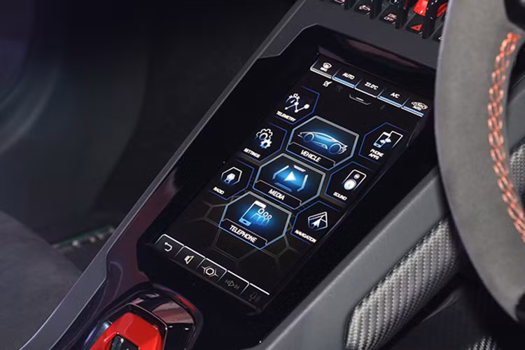 Xe được trang bị khối động cơ V10, hút khí tự nhiên, dung tích 5,2 lít khi lắp trên Lamborghini Hurcan Evo tạo ra công suất tối đa 640 mã lực tại tua máy 8.000 vòng/phút và mô-men xoắn cực đại 600 Nm tại tua máy 6.500 vòng/phút giống như phiên bản hiệu suất cao Lamborghini Hurcan Performante.