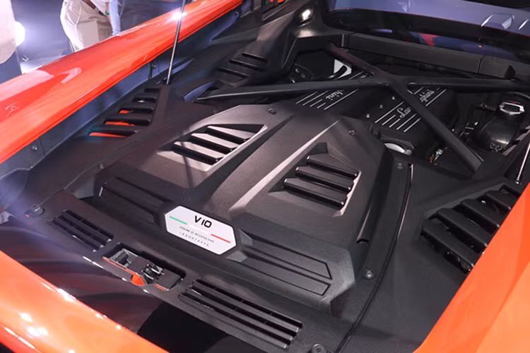 Bên cạnh đó, khả năng đua nước rút từ 0-100 km/h của Lamborghini Huracan EVO 2020 được rút xuống thời gian chỉ còn 2,9 giây, nhanh hơn 0,3 giây so với Lamborghini Hurcan LP610-4. Vận tốc tối đa của Lamborghini Huracan EVO 2020 đạt mức hơn 325 km/h.