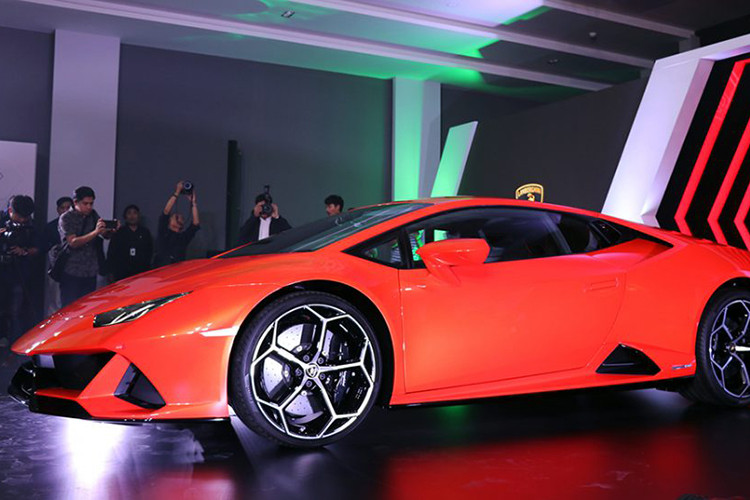 Apichat Leenutapong, Chủ tịch của Renusso Motor Company Limited, đơn vị phân phối thương hiệu siêu xe Lamborghini tại Thái Lan tin rằng mức độ quan tâm của giới nhà giàu ở đây dành cho Lamborghini Huracan EVO 2020 là khá lớn.